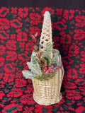 Кошик для Водохреща – ручна робота Стильний плетений кошик, декорований зимовою зеленню та ягодами. Ідеально підходить для освячення води на Водохреща.