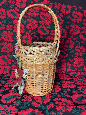 Кошик для Водохреща – ручна робота Стильний плетений кошик, декорований зимовою зеленню та ягодами. Ідеально підходить для освячення води на Водохреща