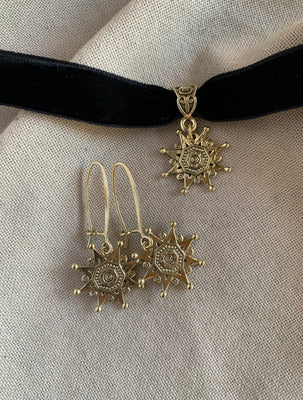 Earrings and choker with removable ribbon 