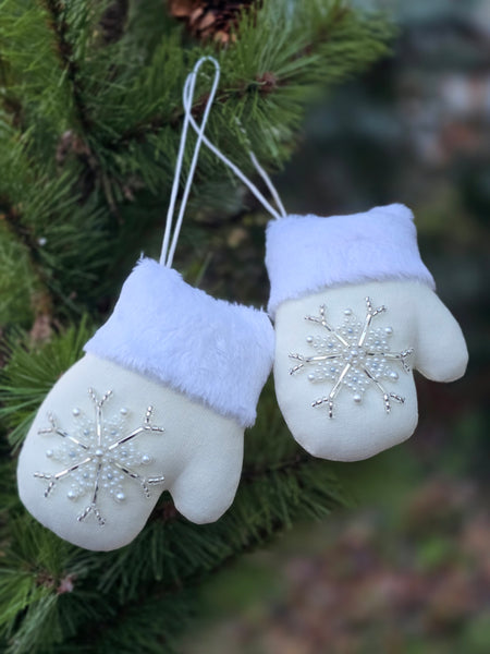 Couple Christmas hand embroidery ornaments “Mittens” beige