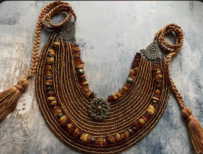 Намисто з натурального бурштину, латунна згарда та скляний бісер.