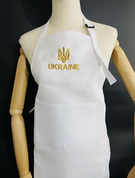 Кухонний фартух виконаний з якісної тканини з яскравим принтом в українському стилі, така модель стане ідеальним подарунком українській жінці на будь-яке свято та допоможе створити на кухні святкову та позитивну атмосферу