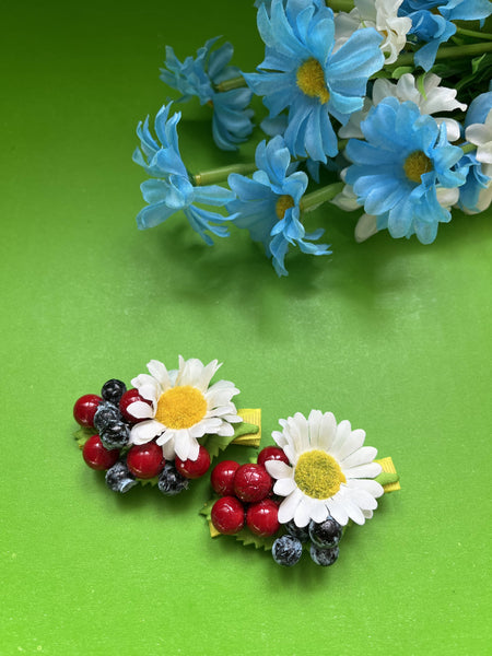 Set of two hair clips “Chamomile-berries”.