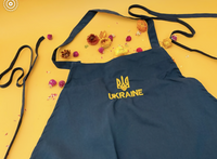 Кухонний фартух виконаний з якісної тканини з яскравим принтом в українському стилі, така модель стане ідеальним подарунком українській жінці на будь-яке свято та допоможе створити на кухні святкову та позитивну атмосферу