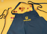 Кухонний фартух виконаний з якісної тканини з яскравим принтом в українському стилі, така модель стане ідеальним подарунком українській жінці на будь-яке свято та допоможе створити на кухні святкову та позитивну атмосферу